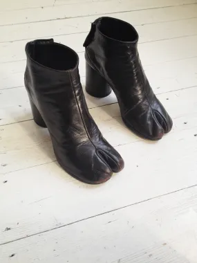 Maison Martin Margiela brown tabi boots — fall 1995 (39)