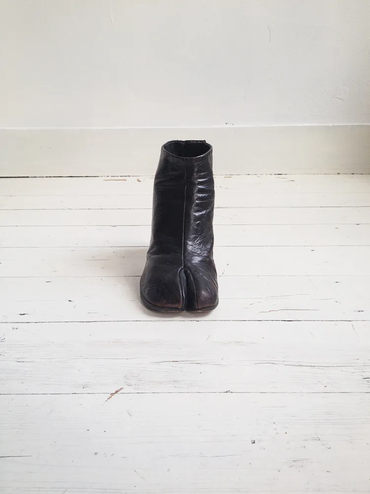 Maison Martin Margiela brown tabi boots — fall 1995 (39)