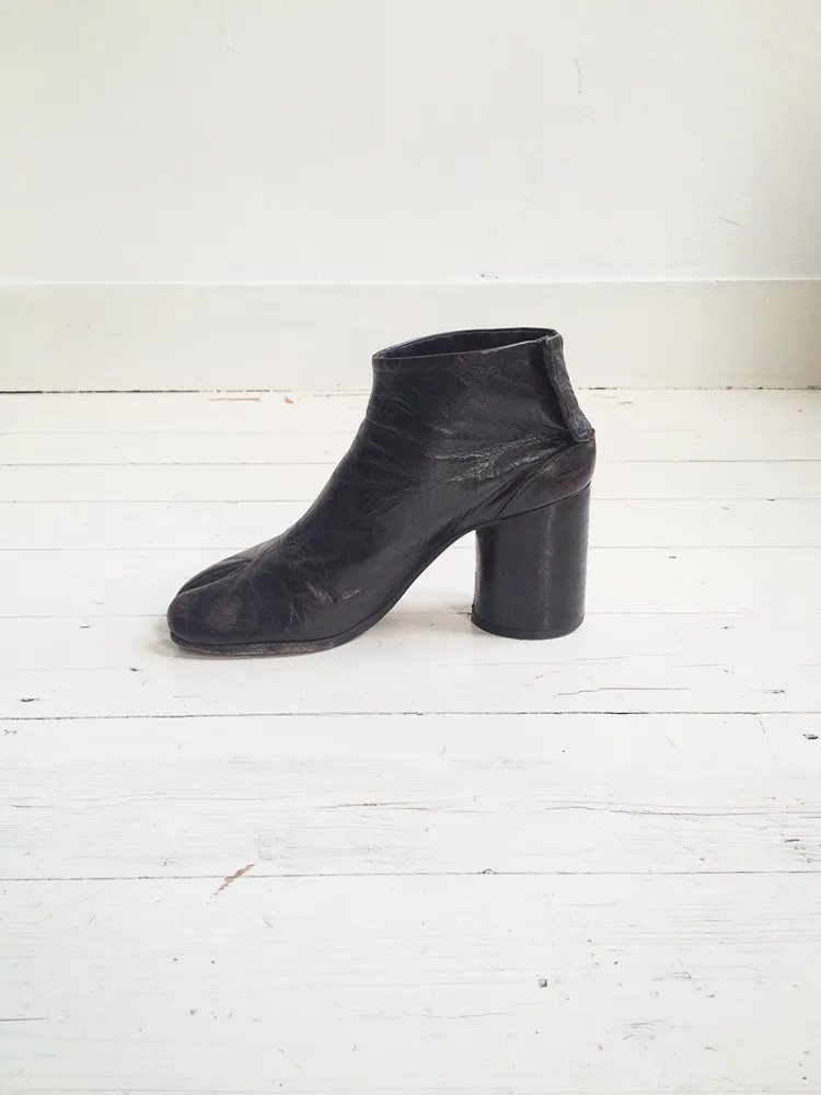 Maison Martin Margiela brown tabi boots — fall 1995 (39)